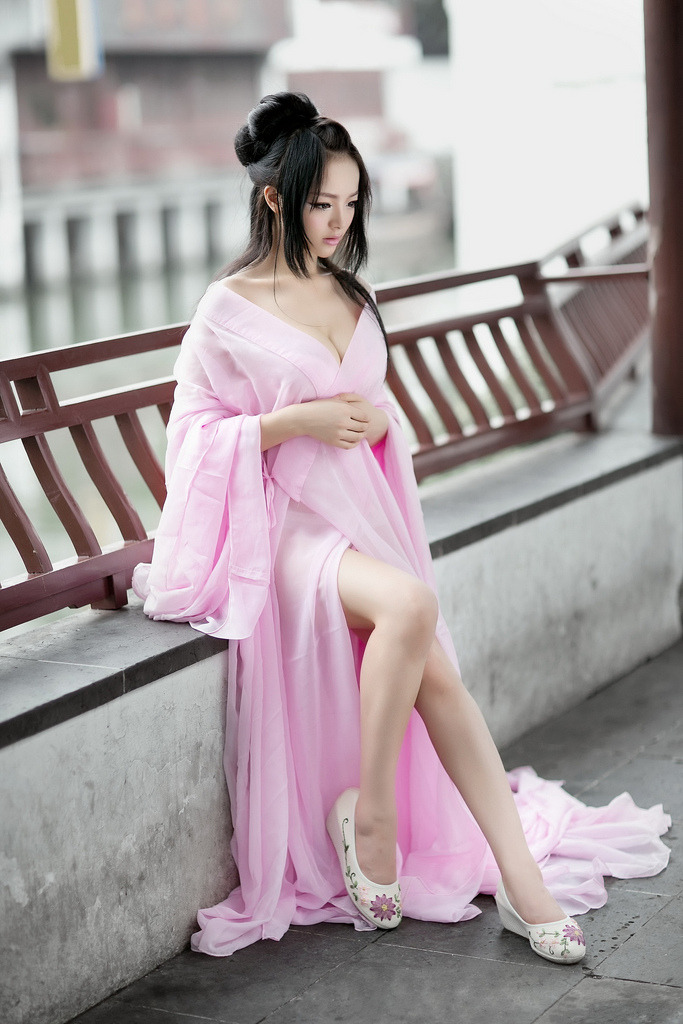美女打开腿露出奶口扒开摸视频